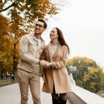 Pareja paseando en León